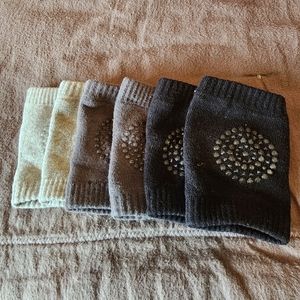 🌻2/$25 Baby non slip crawling knee pads used good condition